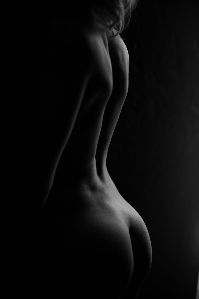 black and white silhouette picture with should and butt contrasted on black background fine art nude Dijana Szewczyk photography Portland Oregon Boudoir Washington