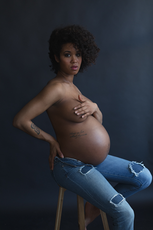 stylish urban nude maternity session